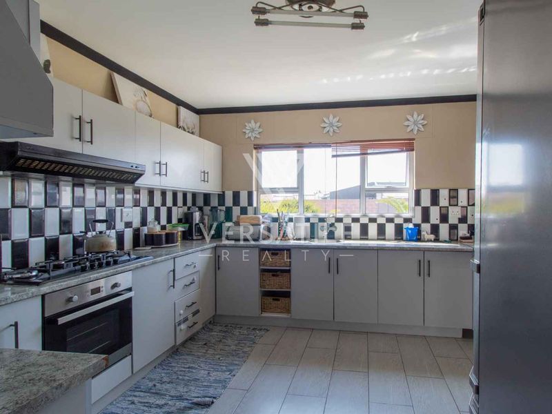 Family home with 1 bedroom flat - Photo 8