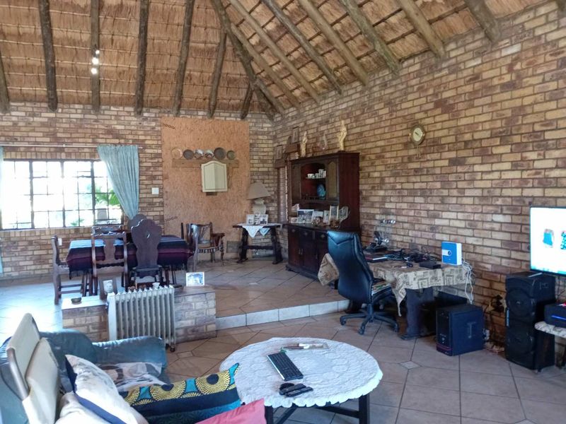 Multi-Unit Property: Live & Earn with 3 Flatlets + Main House - Photo 5