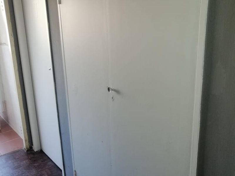 **Spacious Room for Rent in the Heart of Pretoria Central** - Photo 8