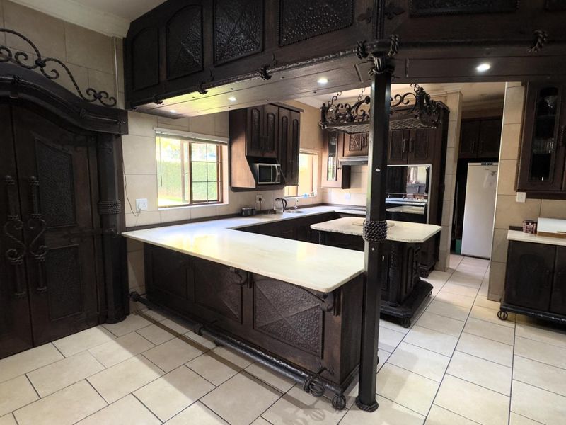 3 Bedroom Double-Story Masterpiece in Prestigious Estate - Photo 8