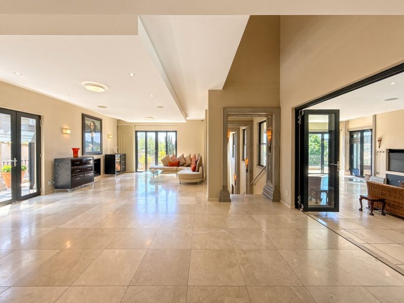 Italian-Inspired Villa with Stunning Valley Views, Pool & Flatlet - Photo 10