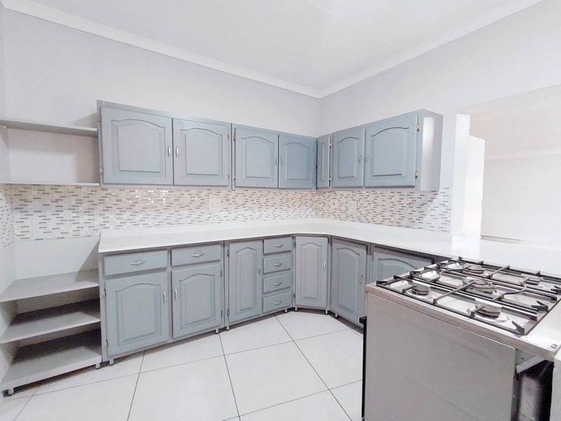 Elegant Living Awaits: Your Dream Home with a Bonus Cottage!" - Photo 4