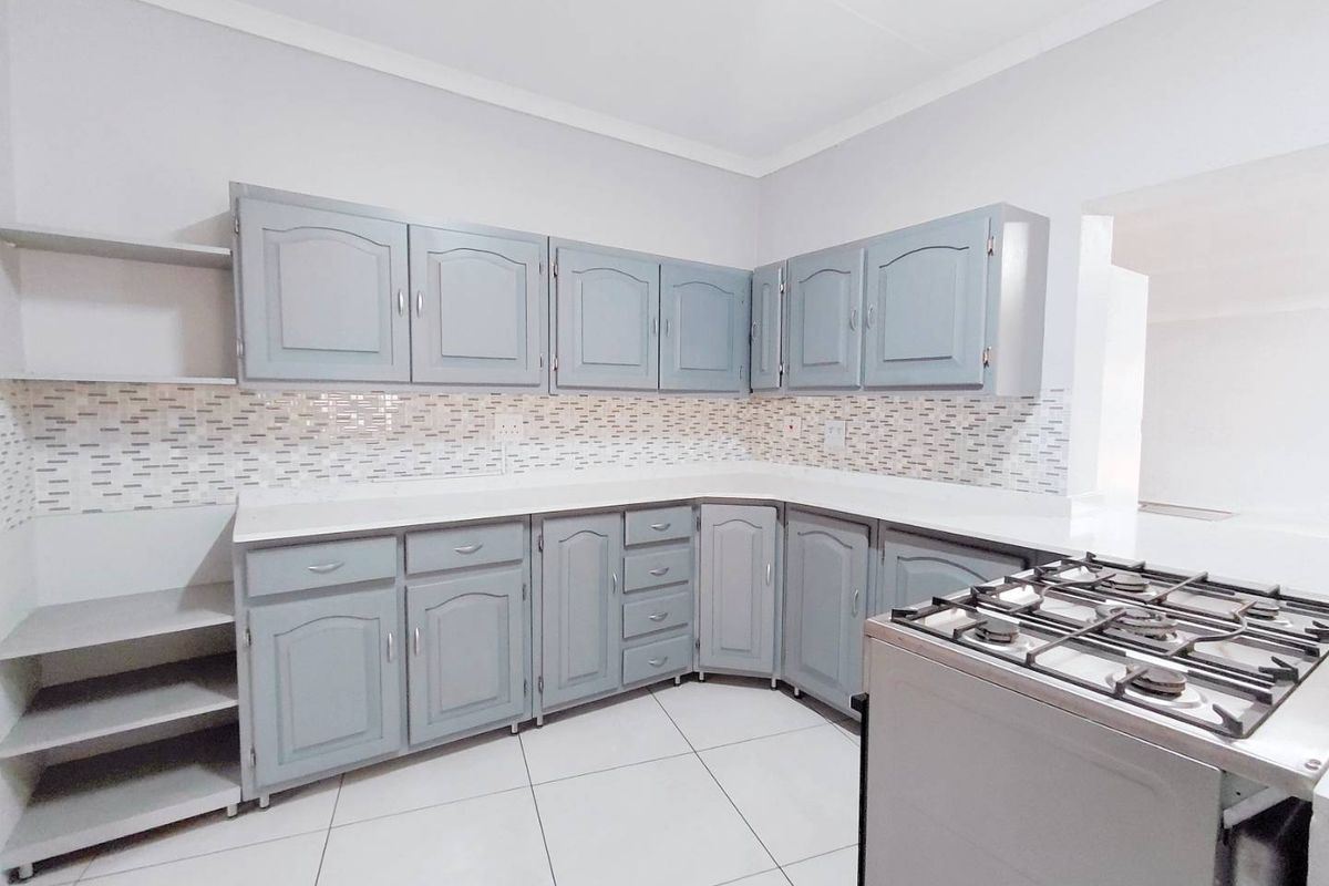 Elegant Living Awaits: Your Dream Home with a Bonus Cottage!" - Photo 4