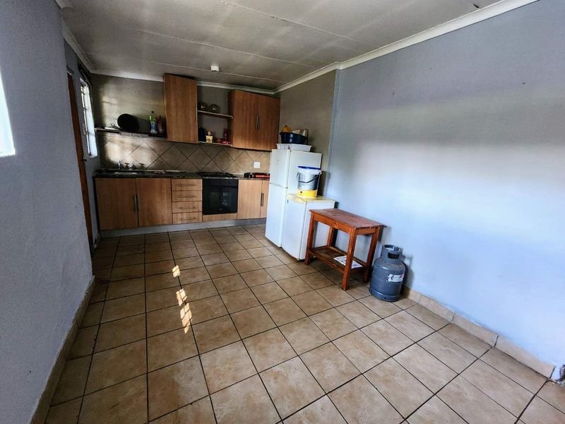 Versatile Dual-Living Property with Great Potential - Photo 7