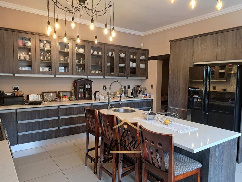 Entertainer’s DREAM!!! Immaculate 3 bedroom family home with swimming pool for sale in Walvis Bay - Photo 9