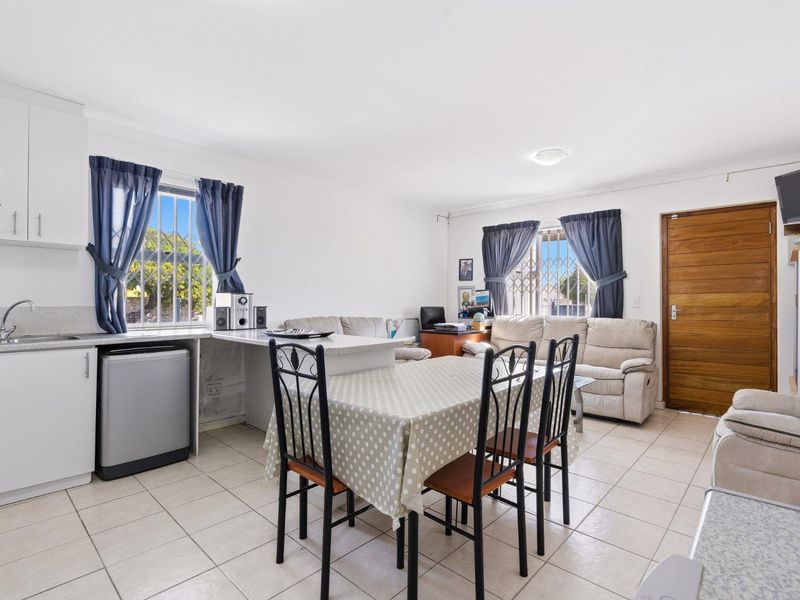 Three Bedroom Family Home - Photo 2