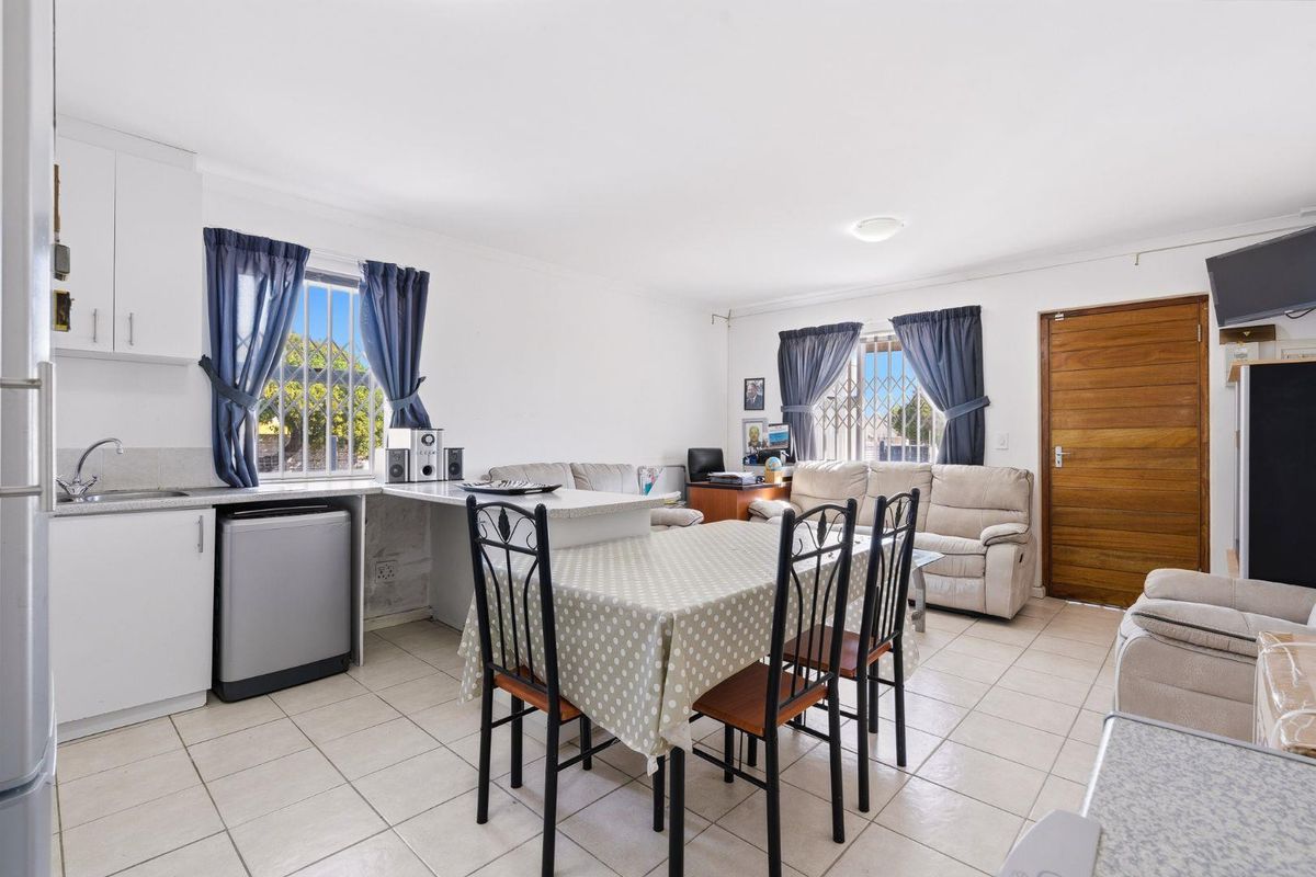 Three Bedroom Family Home - Photo 2