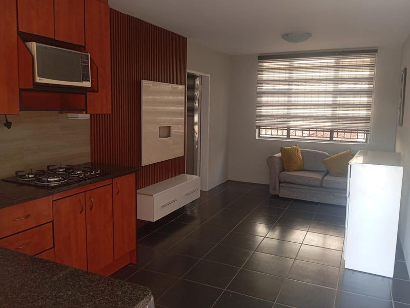 One bedroom Cottage in Kensington - Photo 2