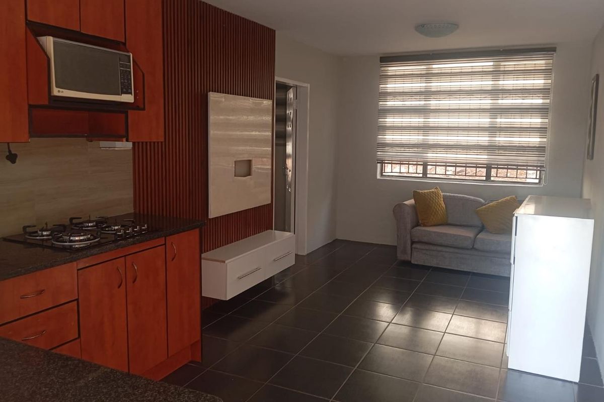 One bedroom Cottage in Kensington - Photo 2