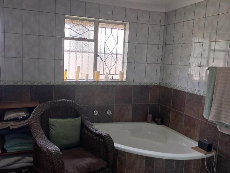 Spacious 3 bedroom home+ spacious 2 bed flat!  Solar Electricity always a great Help! - Photo 10
