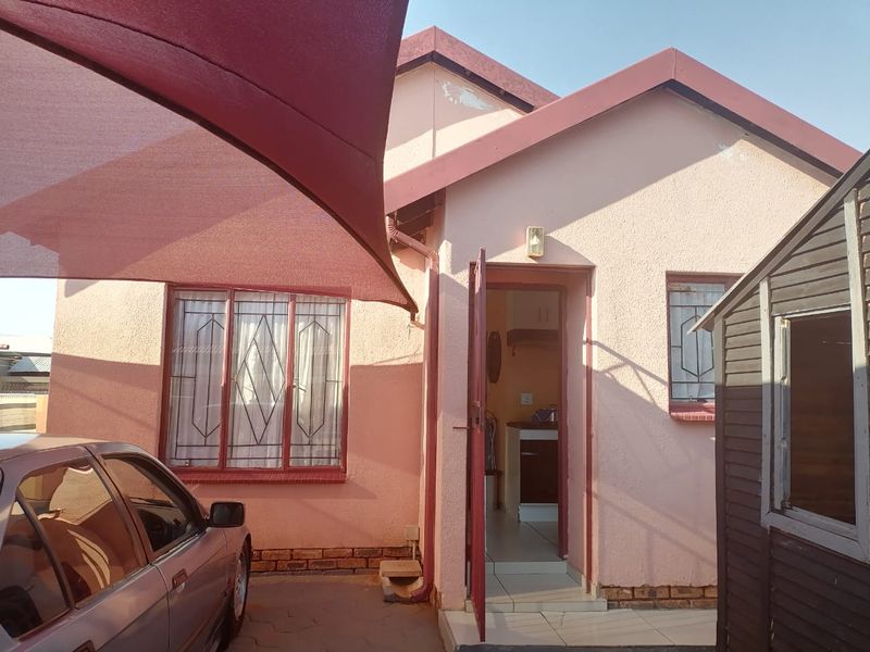 A stunning ready to move in 2 Bedroom House - Photo 2