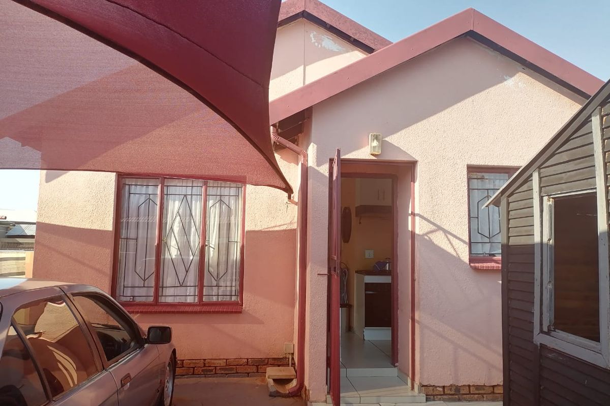 A stunning ready to move in 2 Bedroom House - Photo 2