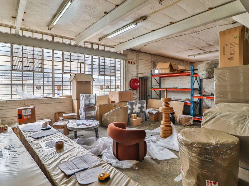 **Prime Industrial Warehouse & Office Space in Wynberg** - Photo 3