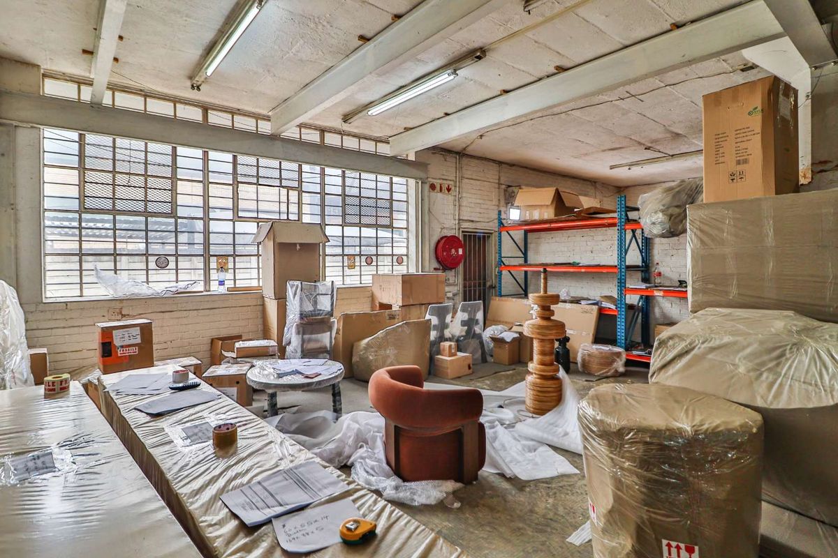 **Prime Industrial Warehouse & Office Space in Wynberg** - Photo 3