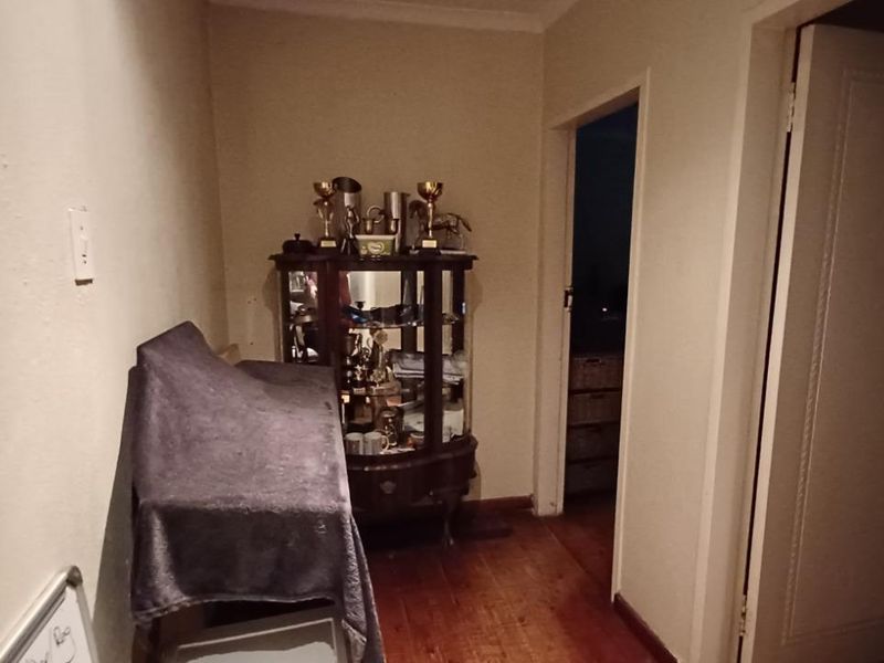 CLUBVIEW - 2 BEDROOMS - 2 BATHROOMS - LOCK-UP GARAGE - Photo 8