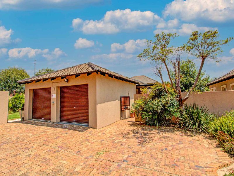 Spacious Corner Gem: Comfort & Convenience Await! - Photo 2