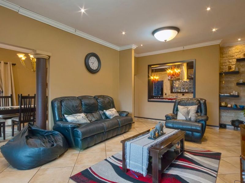 Expansive Multi-Generational Double Storey Home with Exceptional Entertainment Living in Glen Marais - Photo 6