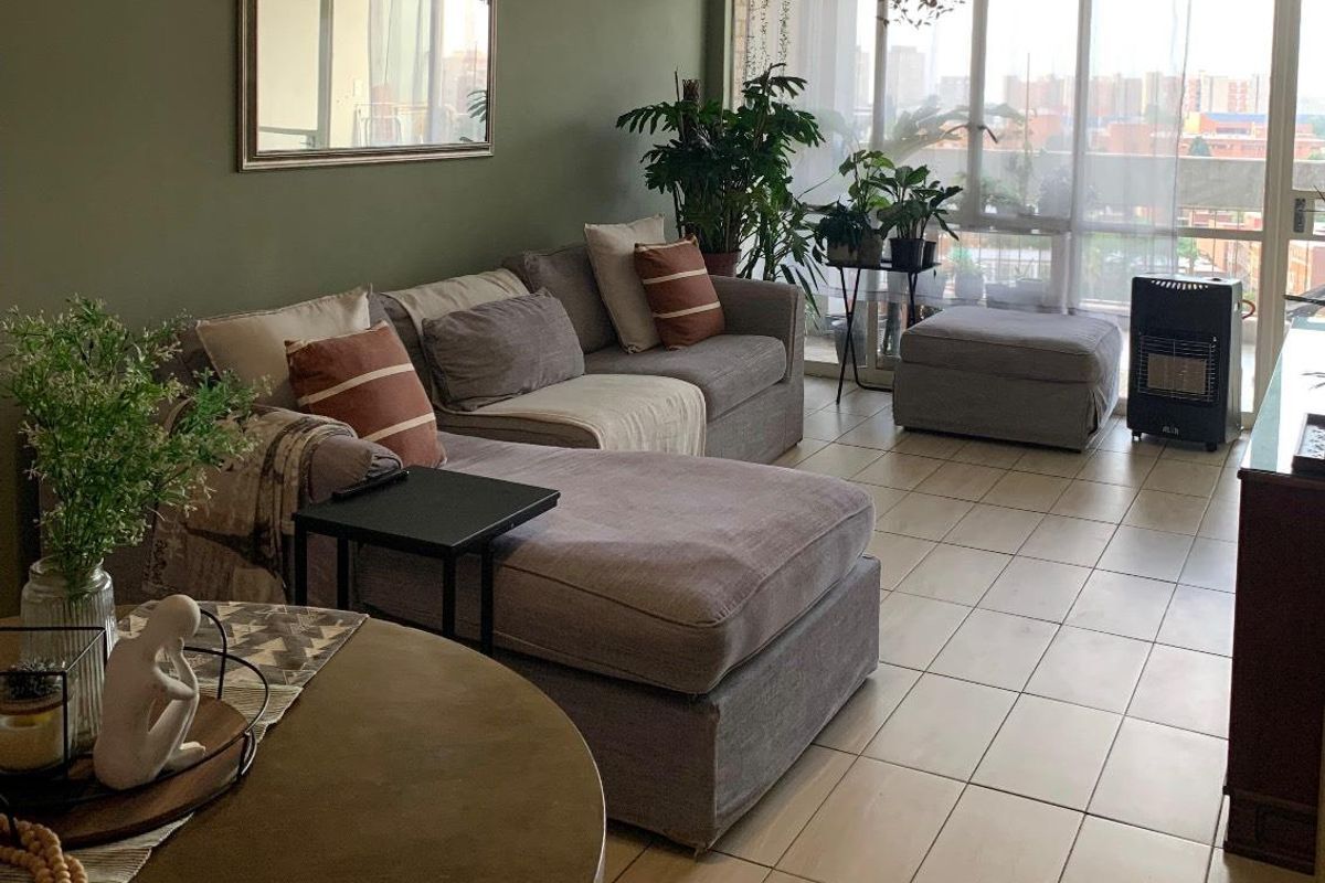 Spacious Apartment in Secure Majestic Towers, Parktown - Photo 4
