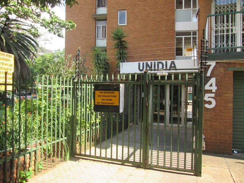 VERY BEAUTIFUL NEAT AND CLEAN BACHELOR FLAT FOR SALE IN ARCADIA PRETORIA - Photo 2