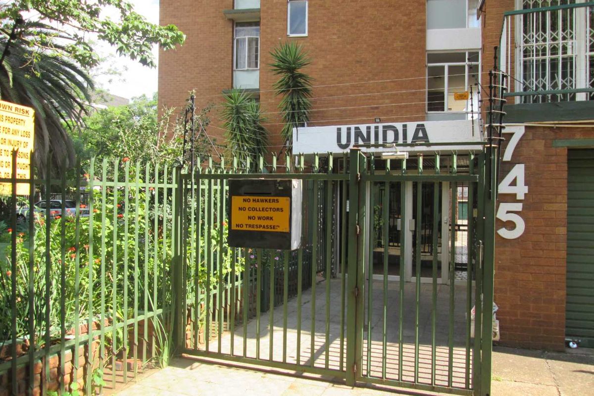 VERY BEAUTIFUL NEAT AND CLEAN BACHELOR FLAT FOR SALE IN ARCADIA PRETORIA - Photo 2