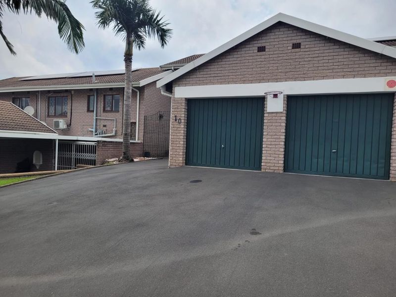 Comfortable Family Home with Communal Pool in Secure Escombe - Photo 1