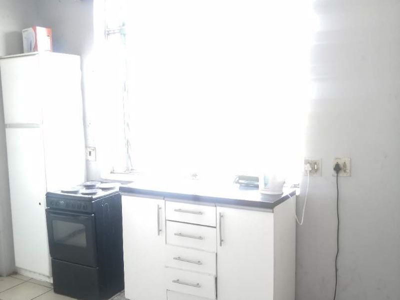 Spacious and Convenient Flat in the Heart of Sunnyside! - Photo 3