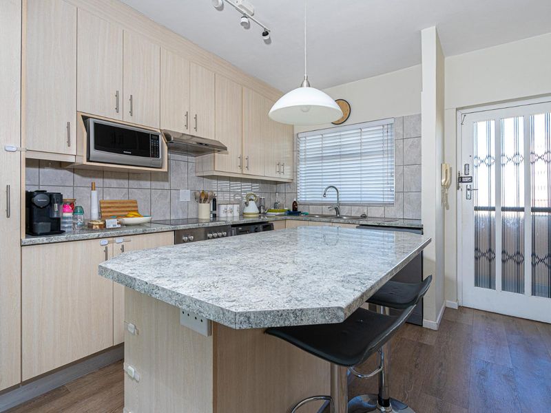 Sunny 2-Bedroom Apartment with Amazing Views - Photo 3
