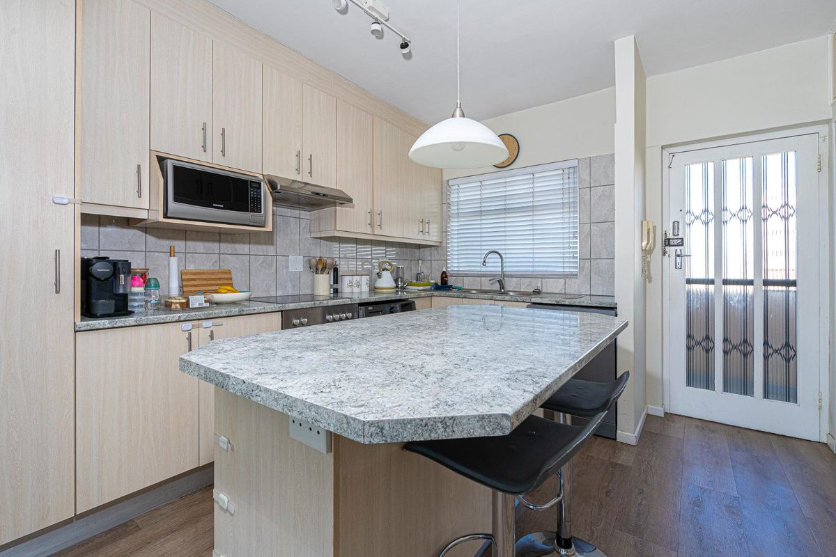 Sunny 2-Bedroom Apartment with Amazing Views - Photo 3