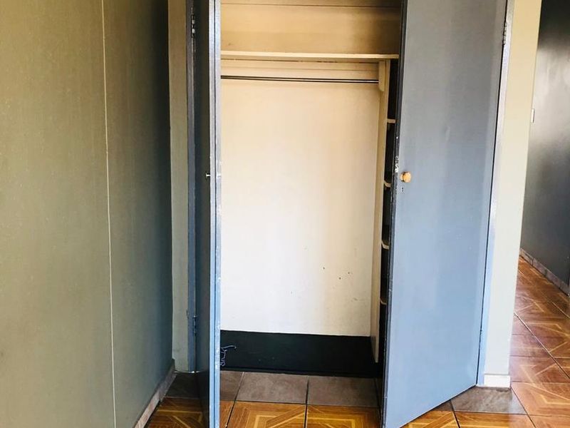 Explore Ideal Living: Security & Convenience Combined! - Photo 2