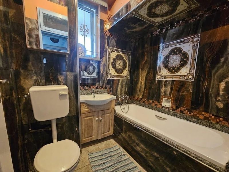 Beautifully renovated 1.5-bedroom apartment in the highly sought-after and well-managed Oceanview complex on the Bluff - Photo 10