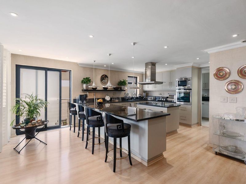 AN EXQUISITE  SEA POINT RESIDENCE WITH BREATHTAKING PANORAMIC OCEAN VIEWS. 238 m 2 - Photo 4