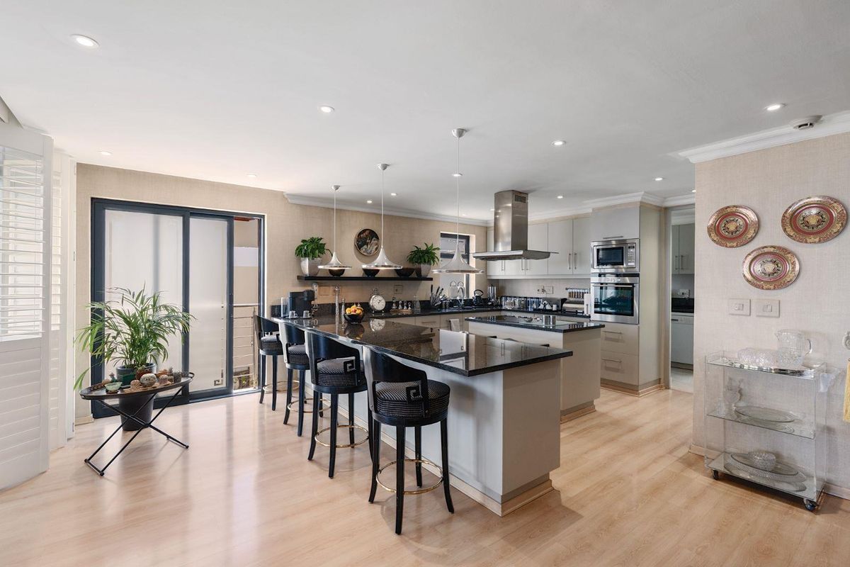 AN EXQUISITE  SEA POINT RESIDENCE WITH BREATHTAKING PANORAMIC OCEAN VIEWS. 238 m 2 - Photo 4