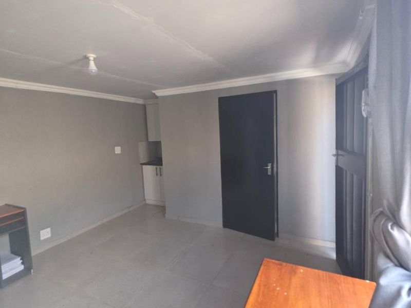 Bachelor to rent in Lotus Gardens - Photo 5