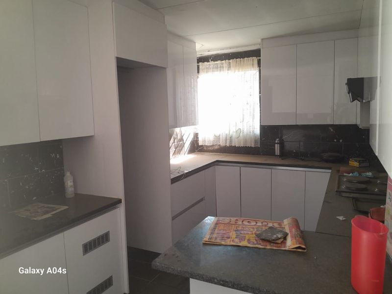 3Bedroom and 2 Bathrooms secure Family home - Photo 3