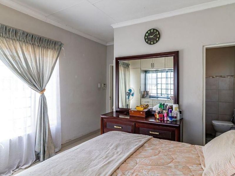 A SPACIOUS HOUSE - Photo 10