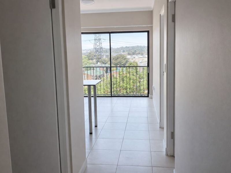 2 Bedroom Apartment For Sale in Oak Glen, Bellville - Photo 3