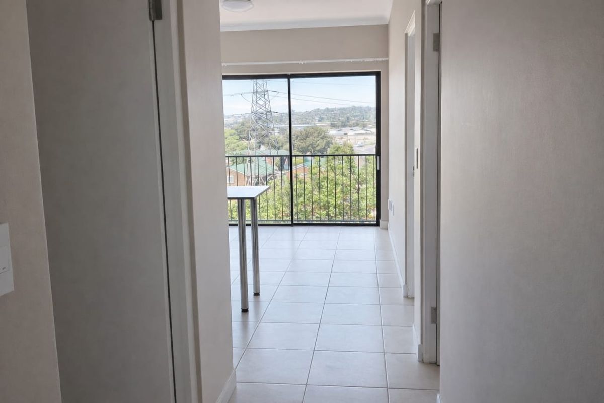 2 Bedroom Apartment For Sale in Oak Glen, Bellville - Photo 3