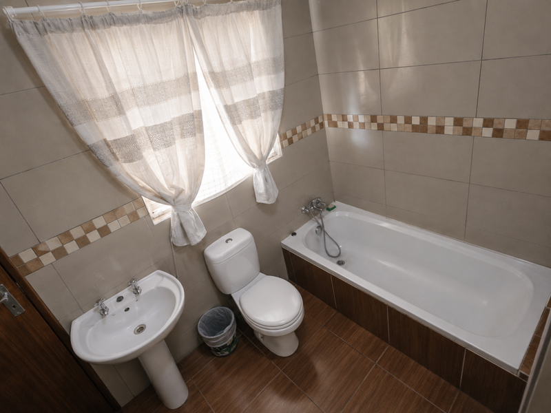 3 Bedroom House in Nellmapius - Photo 10