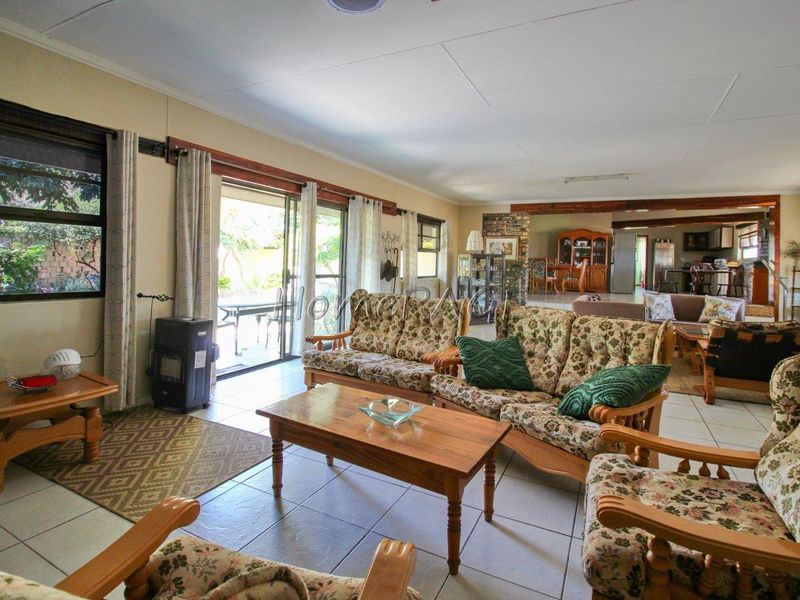 Otjiwarongo.:  Beautiful and neat 5 Bedroom Home on the outskirts of Town - Photo 6