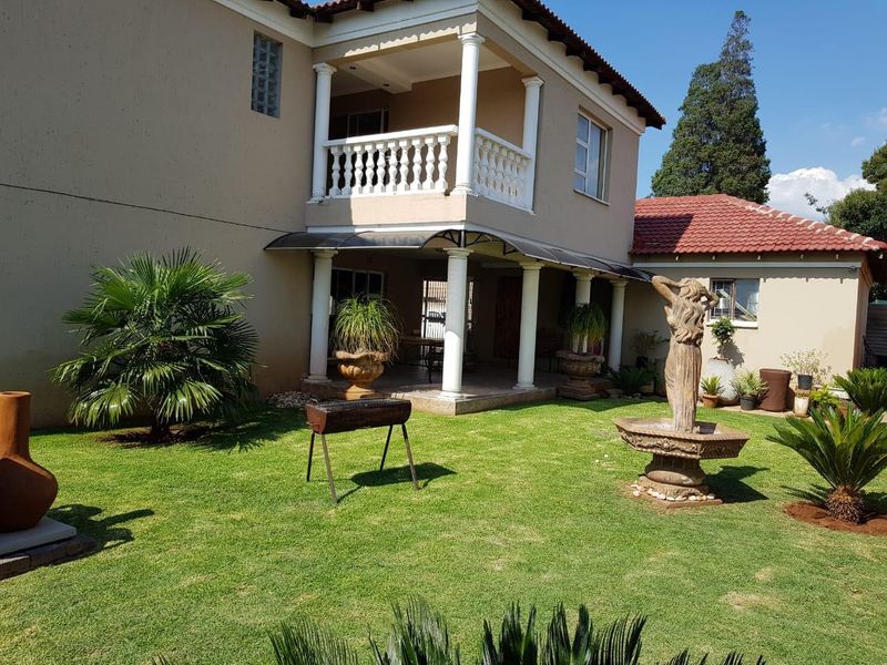 7 Bedroom House In Clayville Ext 8 - Photo 2