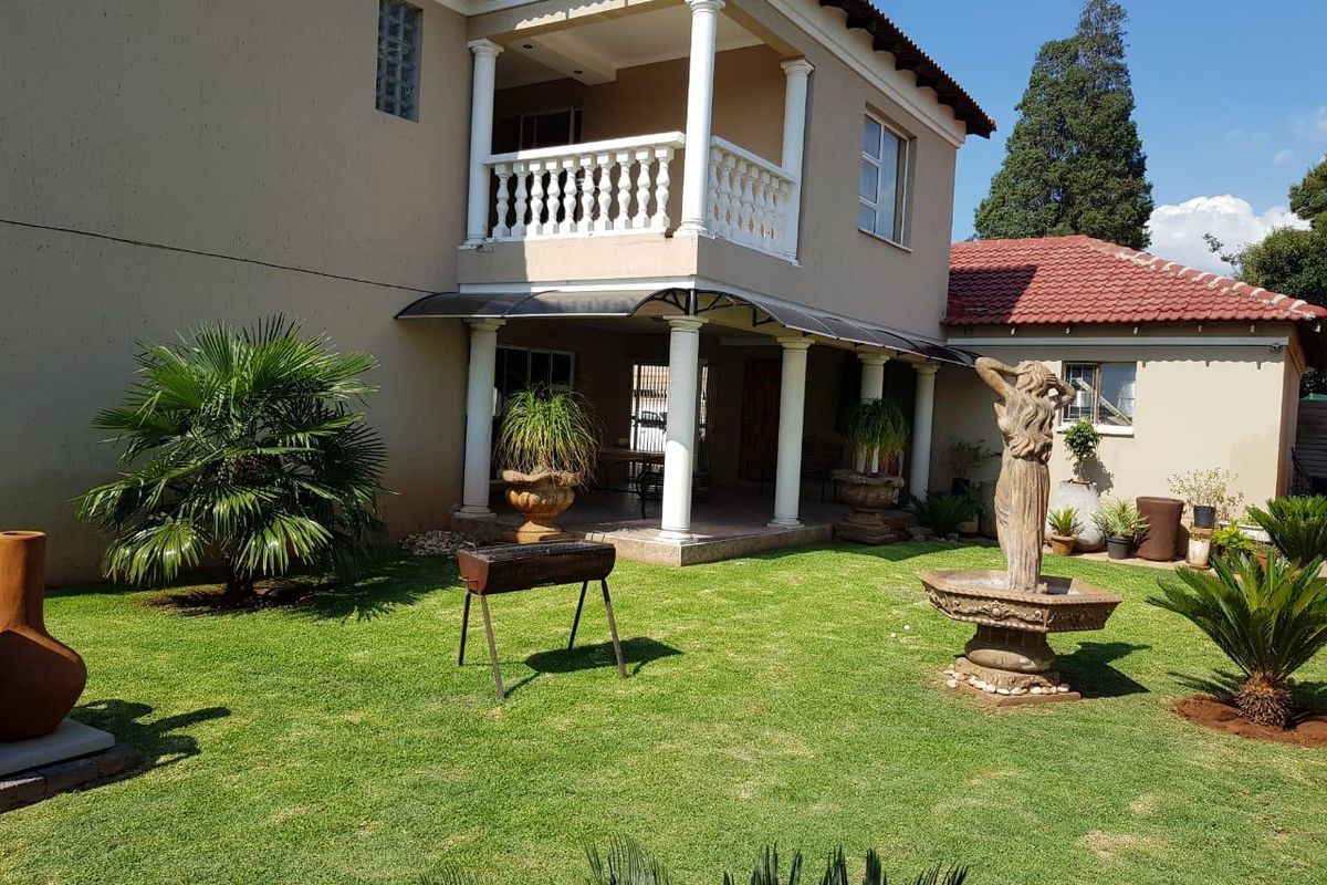 7 Bedroom House In Clayville Ext 8 - Photo 2