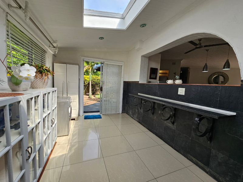 Elegant 5-Bedroom Family Home with Modern Comfort & Entertaining Spaces - Photo 4