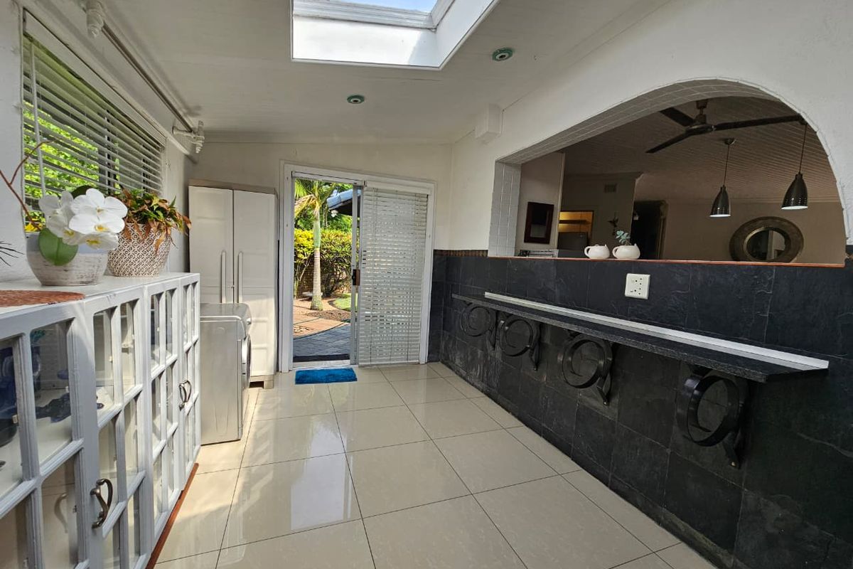 Elegant 5-Bedroom Family Home with Modern Comfort & Entertaining Spaces - Photo 4