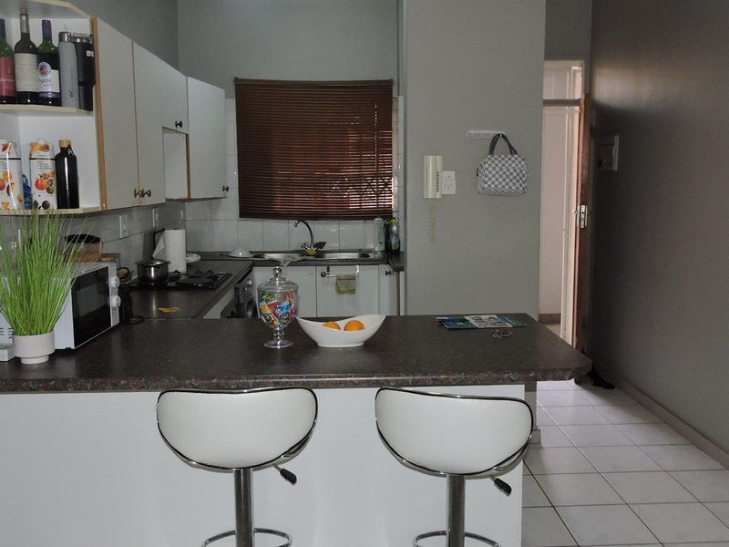 Charming Ground Floor Unit in Waterkloof Glen - Photo 8