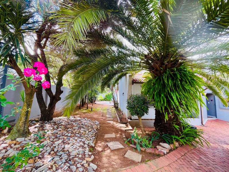 Modern 3 Bed townhouse in the most sought-after complex- Houndstooth - Photo 3