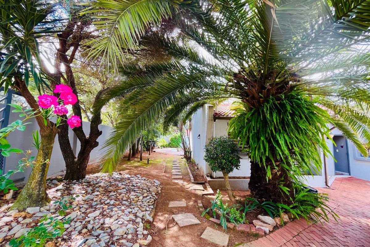 Modern 3 Bed townhouse in the most sought-after complex- Houndstooth - Photo 3