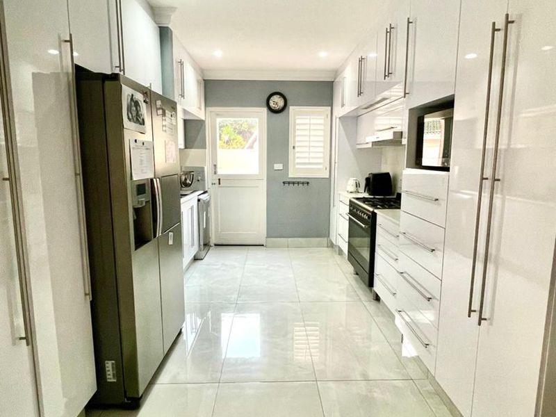 Price reduced , back on the market, stunning 3 bedroom home - Photo 4