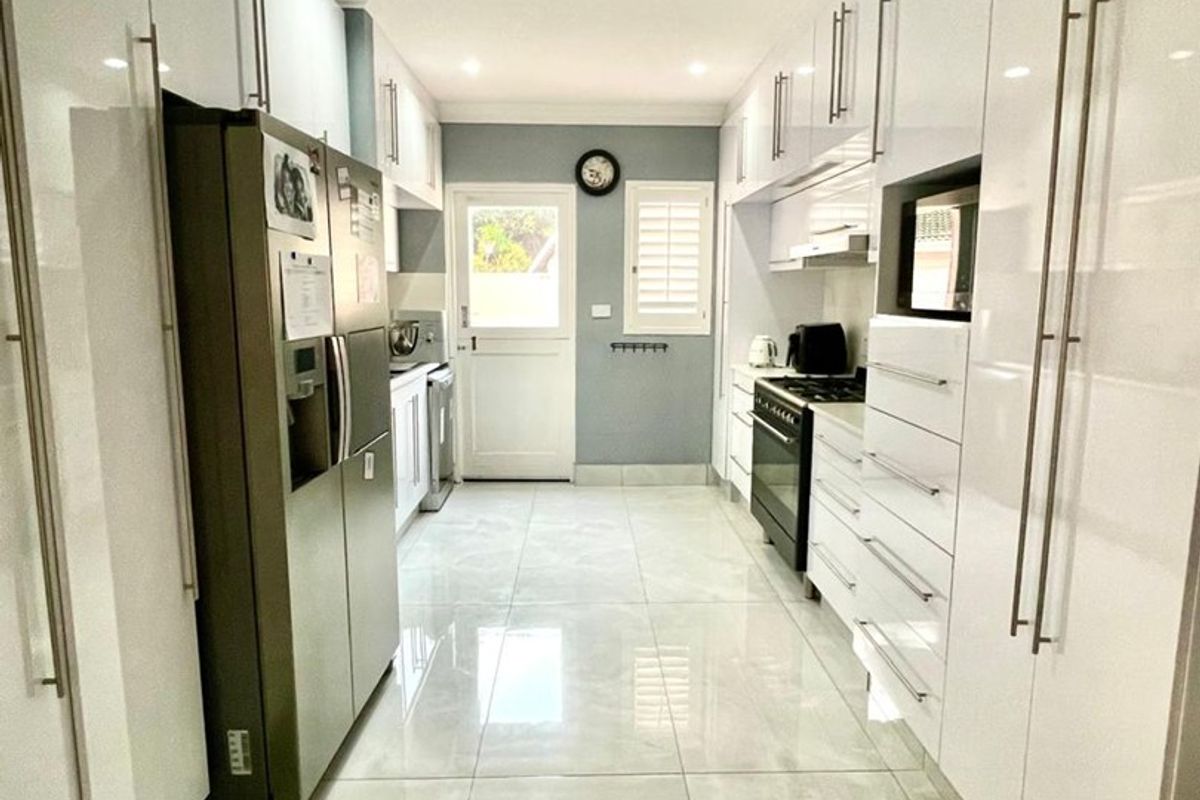 Price reduced , back on the market, stunning 3 bedroom home - Photo 4