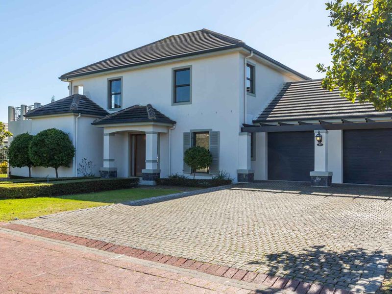 Elegant Three-Bedroom Home in a Cul-de-Sac Opposite a Park on Val de Vie Estate - Photo 2