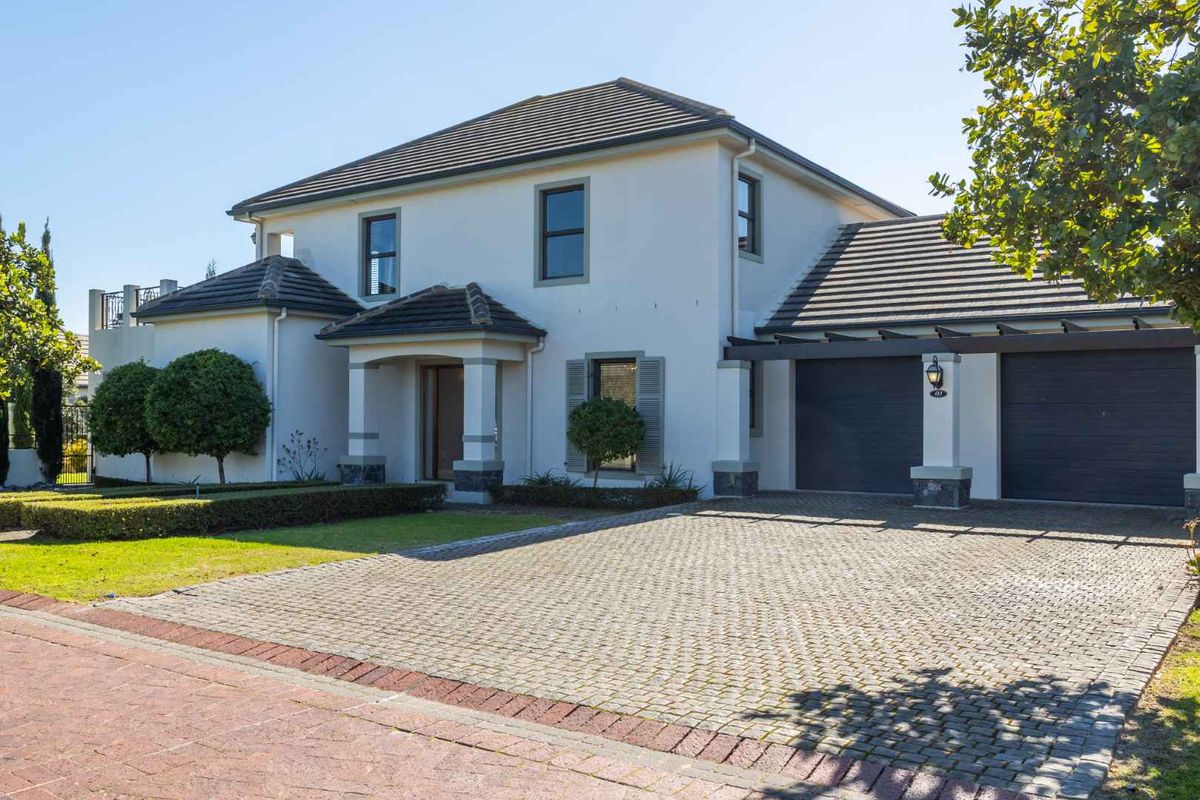 Elegant Three-Bedroom Home in a Cul-de-Sac Opposite a Park on Val de Vie Estate - Photo 2